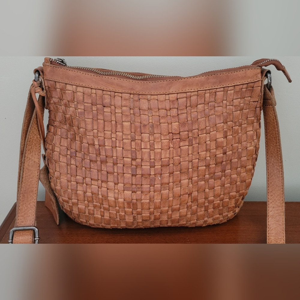 Elegant Woven Leather Crossbody Bag